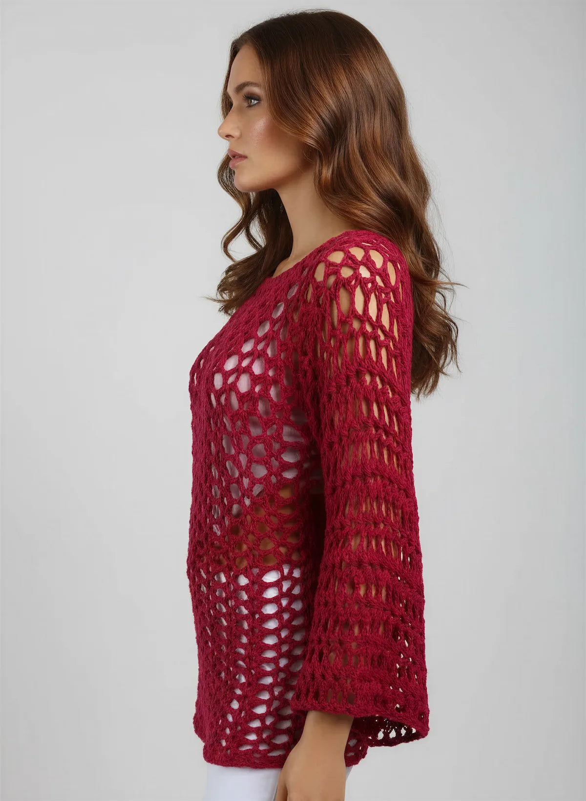 Tunique Oscuro – de profil – tunique crochet fait main framboise résille grande maille coupe longue – Cachalabibi