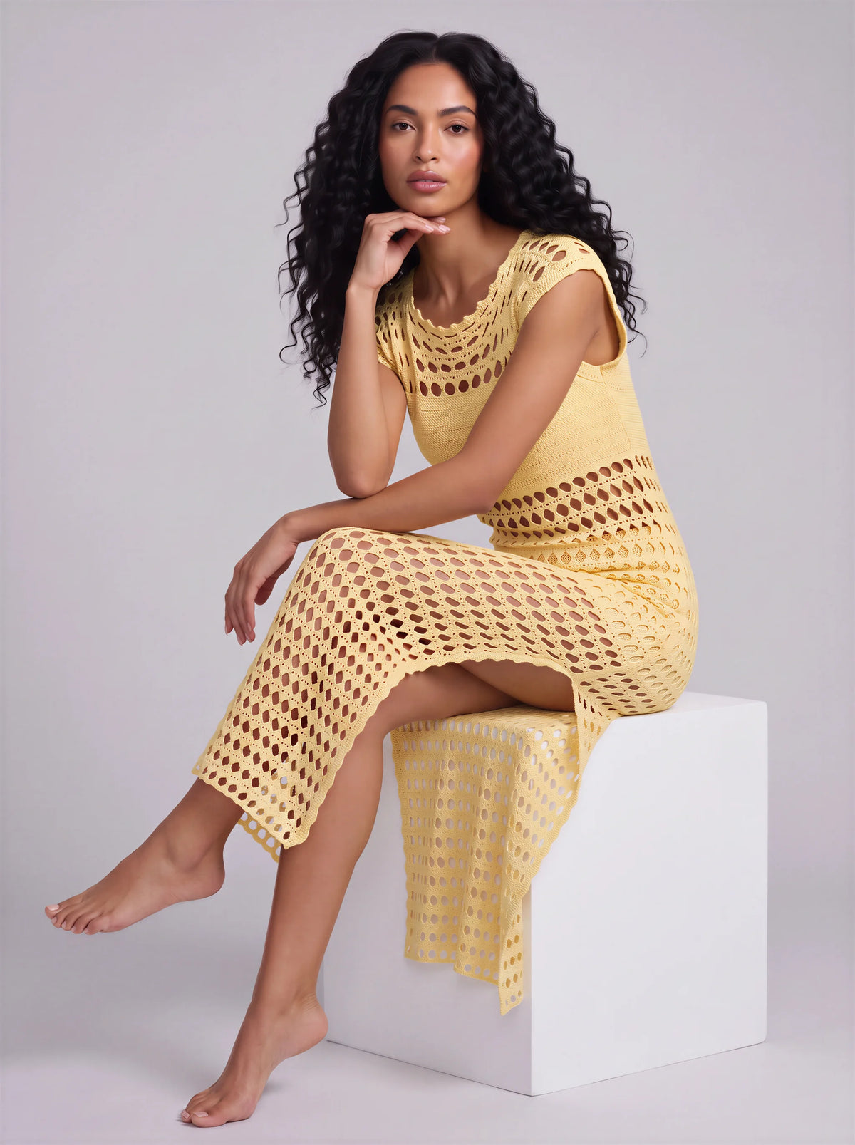 Tunique crochet fait main Sahara jaune citron mailles ajourées vue  assise sur un cube – Cachalabibi 