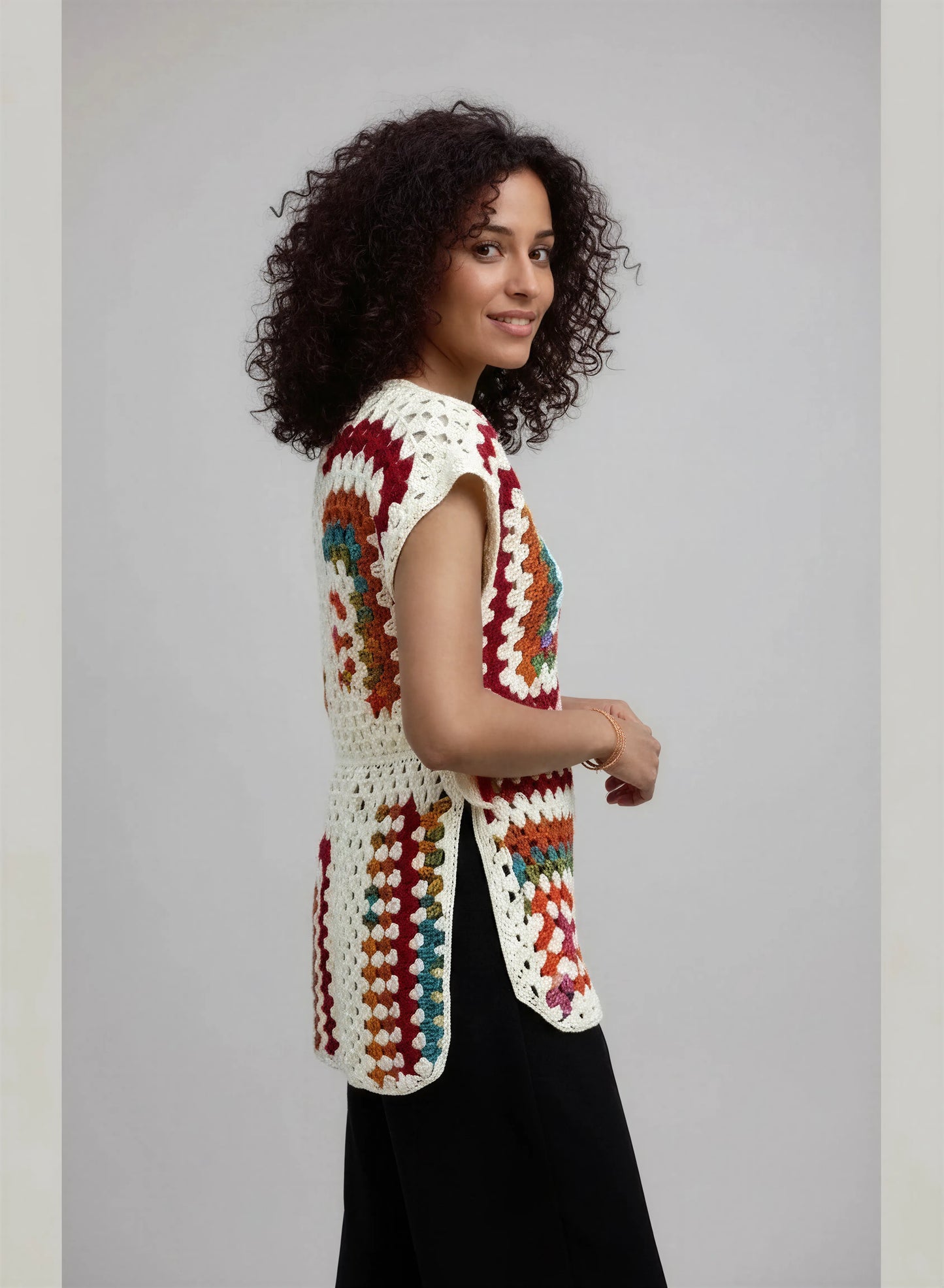 Tunique crochet fait main Dédalina écru grands carrés granny multicolores patchwork manches courtes – Cachalabibi 