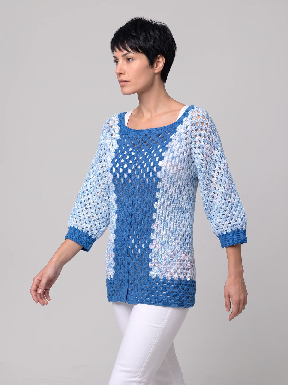 Tunique Duoblue crochet patchwork granny bleu manches 3/4 — vue profil — Création Cachalabibi