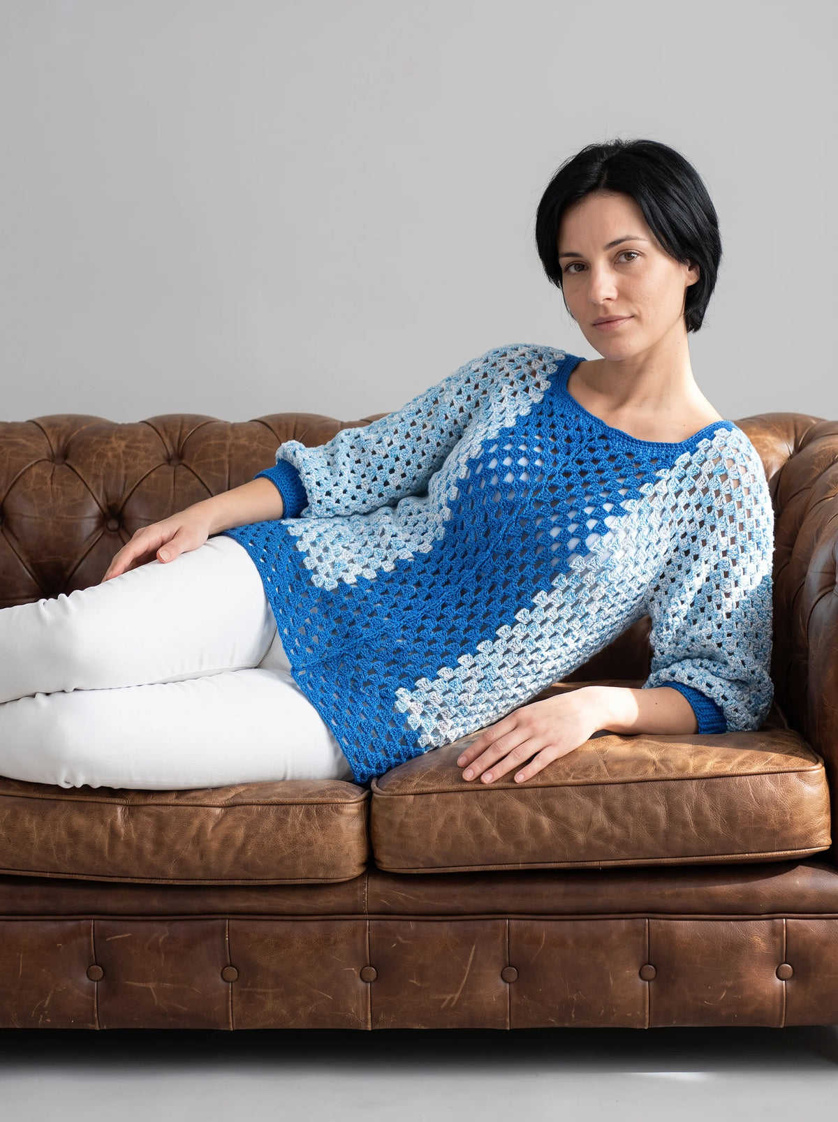 Tunique Duoblue crochet — mise en scène canapé Chesterfield — Cachalabibi