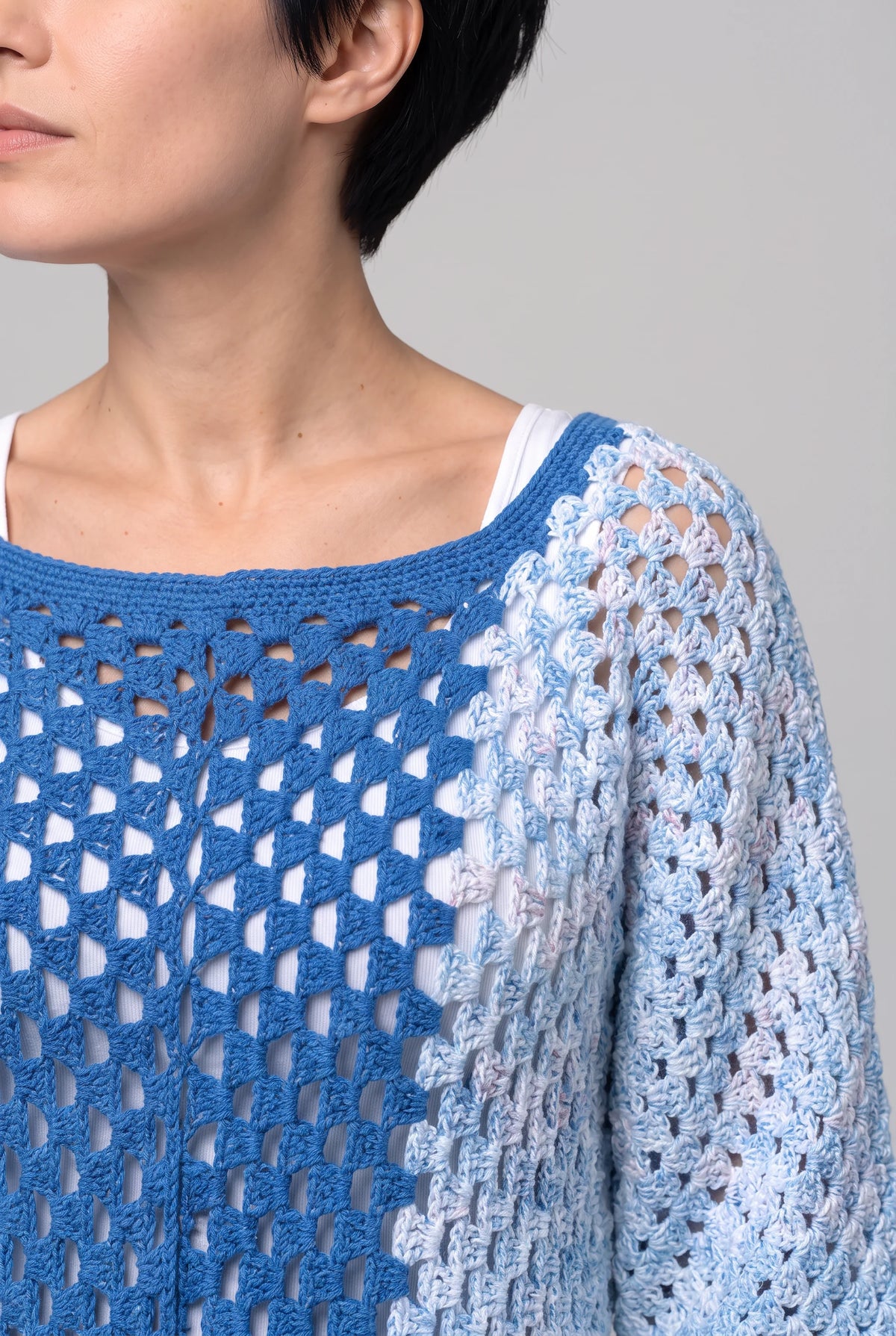 Tunique Duoblue crochet — détail col bateau côtelé bleu roi et carrés granny — Cachalabibi