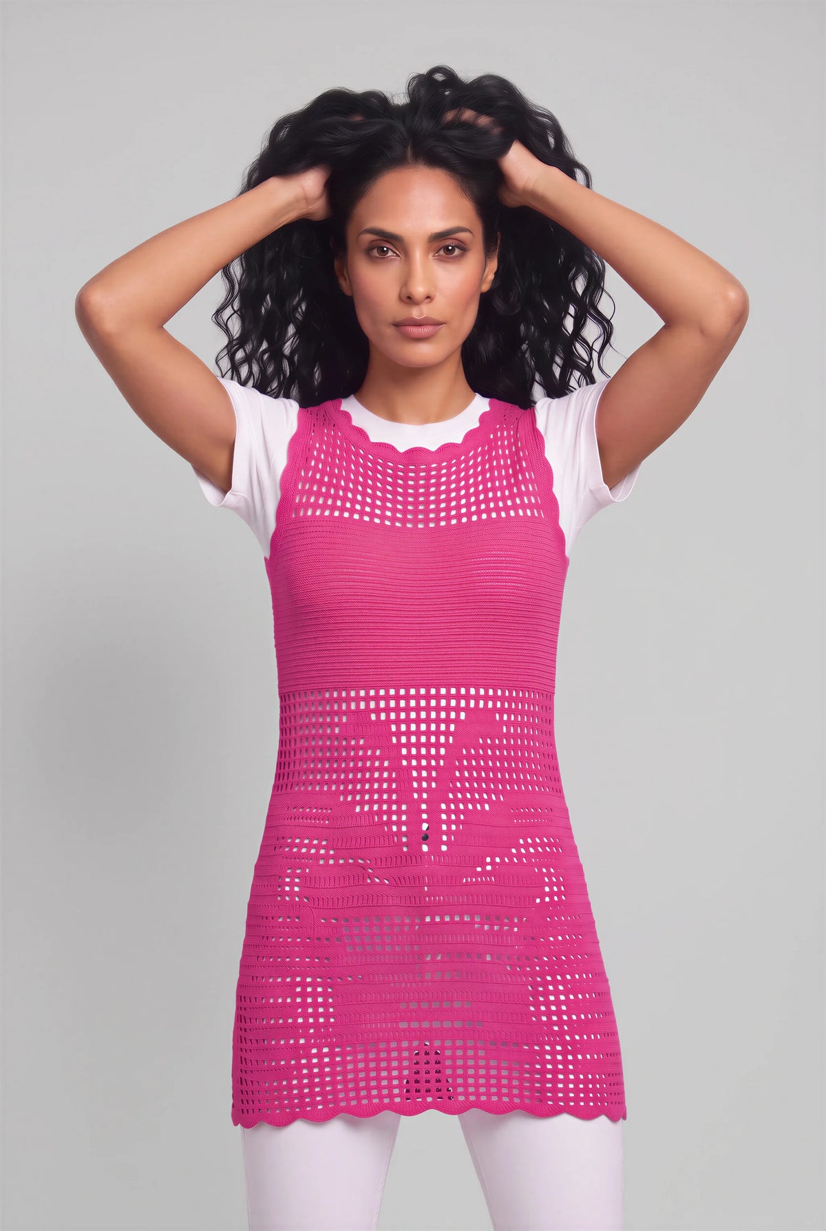Tunique Farfalina crochet fuchsia portée sur t-shirt blanc — vue face — Cachalabibi