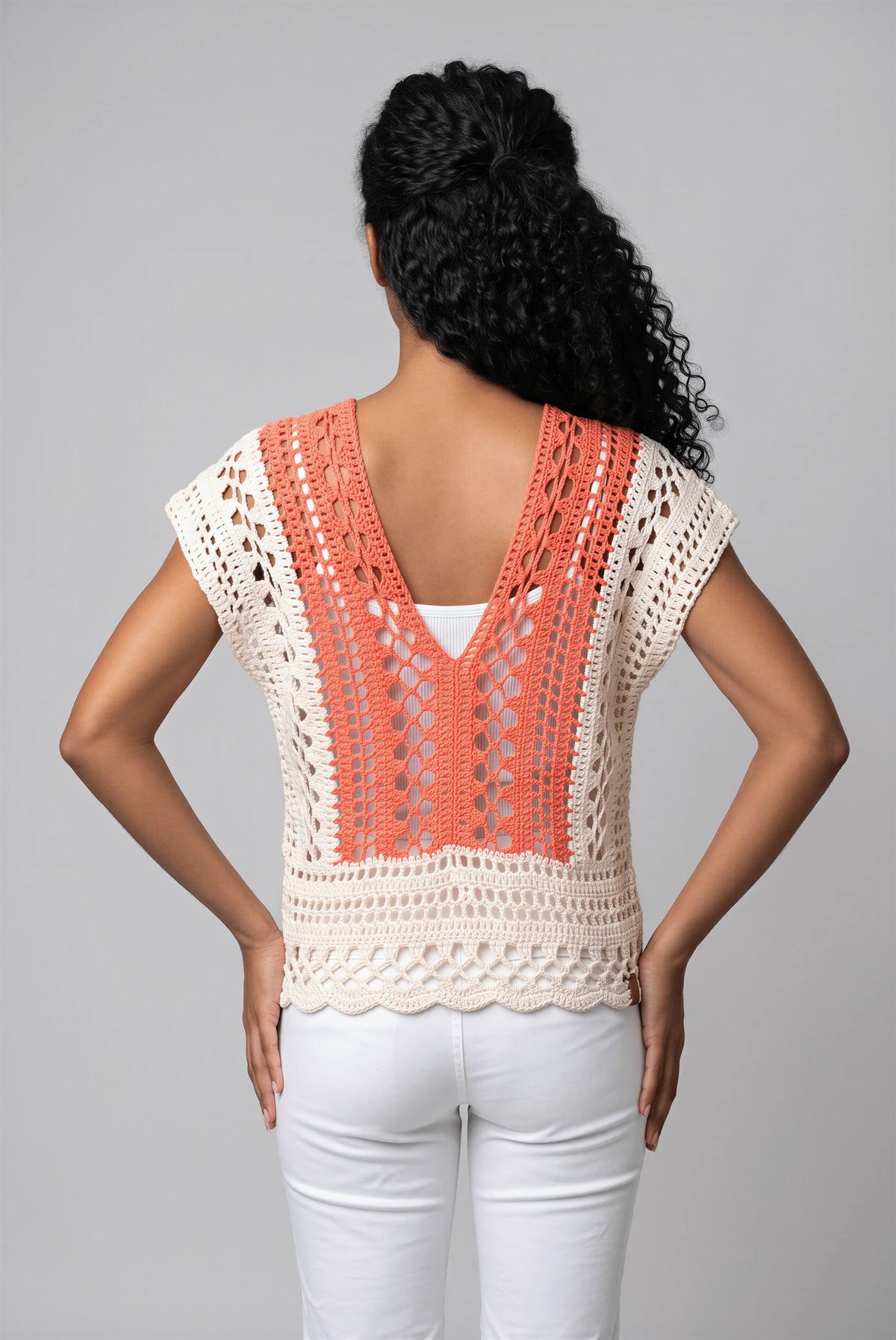 Tunique Gorgona crochet — vue dos col V corail symétrique — Cachalabibi