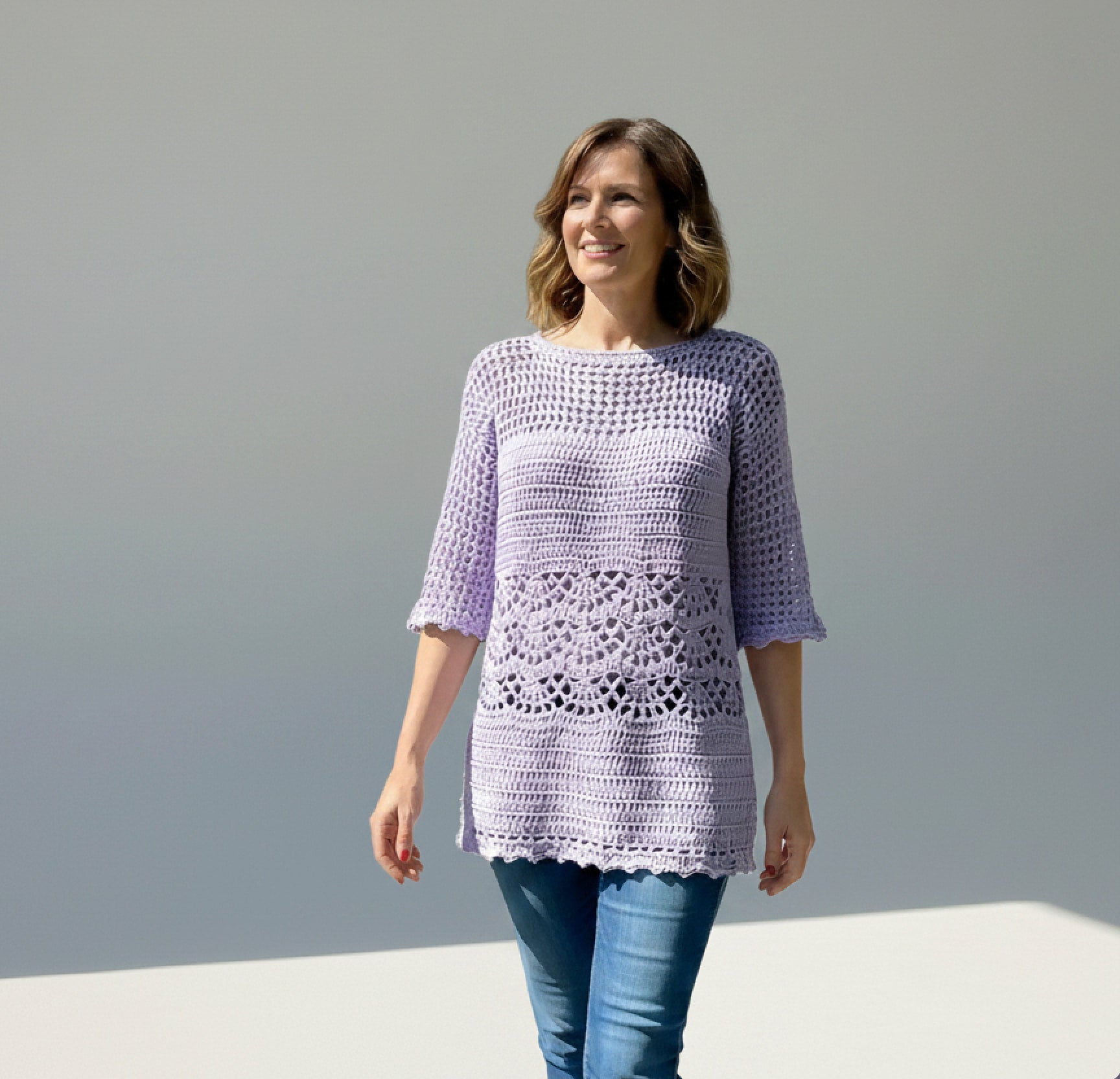 Tunique crochet fait main Prunella violine mailles ajourées point éventail vue face jean bleu – Cachalabibi