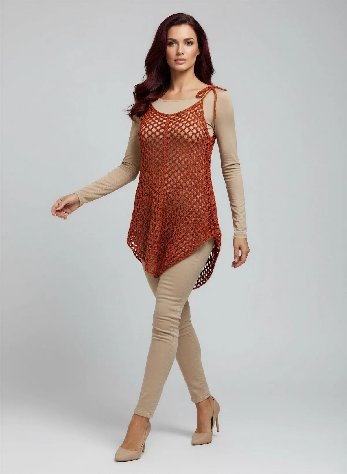 Tunique Ruggina – de face dynamique en marche – crochet fait main terracotta rouille coupe asymétrique – Cachalabibi