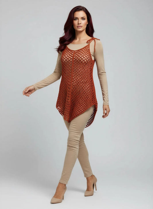 Tunique Ruggina – de face dynamique en marche – crochet fait main terracotta rouille coupe asymétrique – Cachalabibi