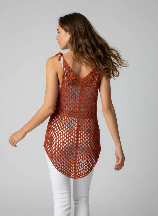 Tunique Ruggina – de dos 3/4 en mouvement – tunique crochet fait main terracotta rouille - coupe asymétrique – Cachalabibi