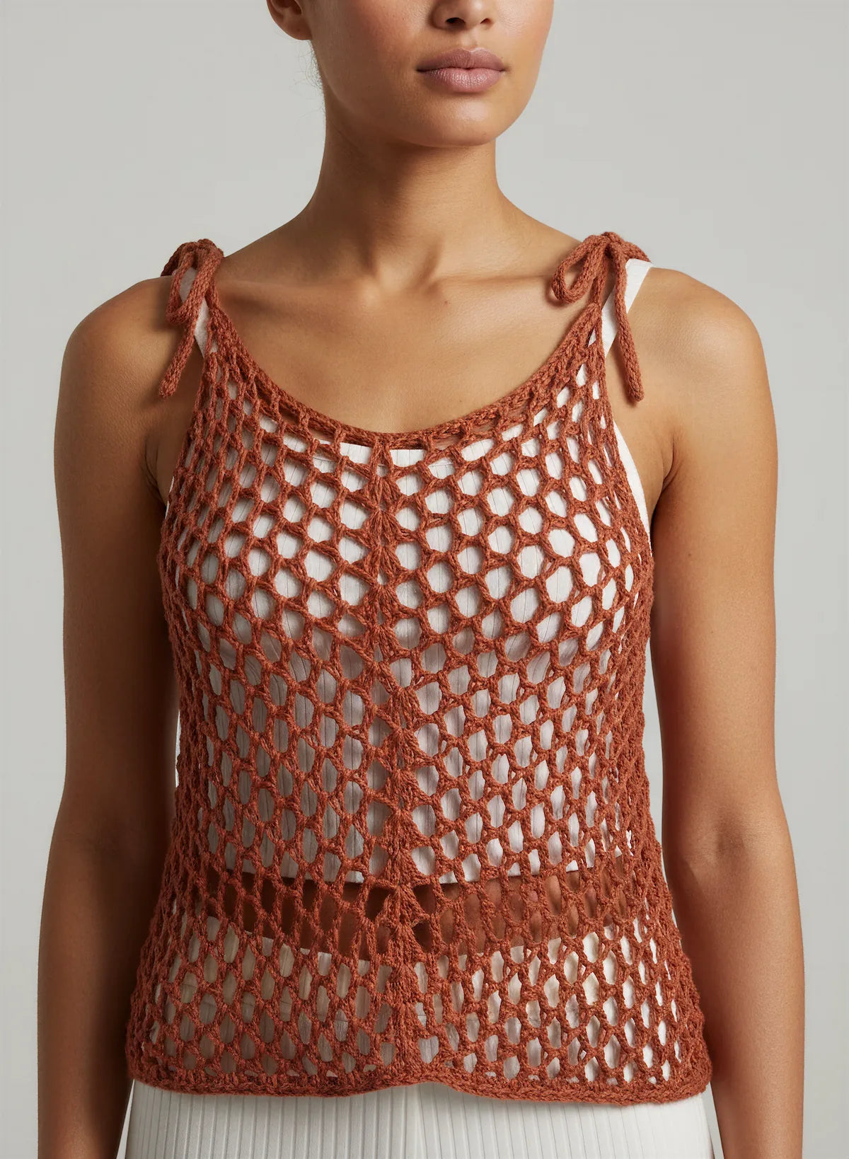 Tunique Ruggina – de face – tunique crochet fait main terracotta rouille résille détail des grandes mailles – Cachalabibi