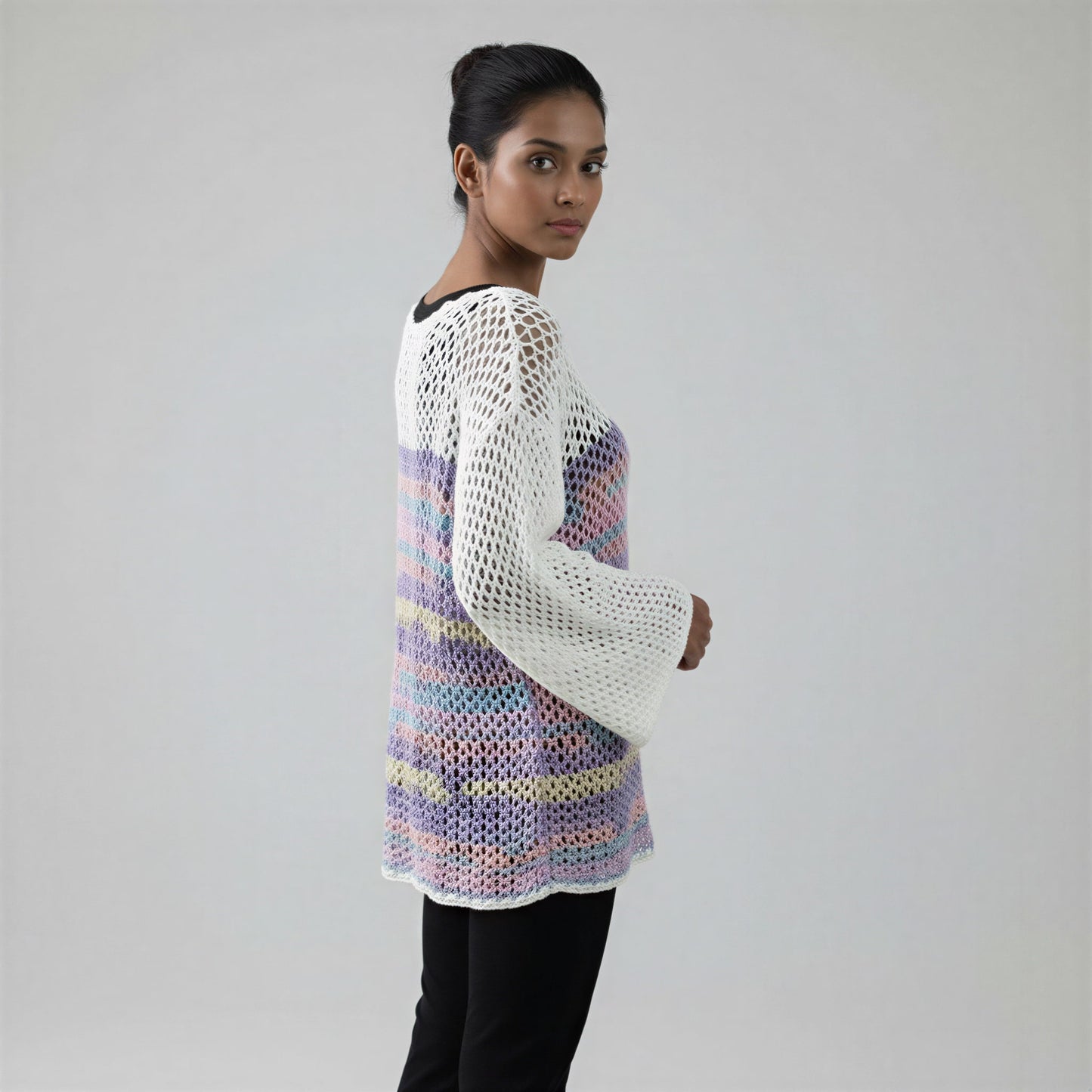 Tunique crochet fait main Sambalaya blanc rayures pastel mailles ajourées profil gauche – Cachalabibi