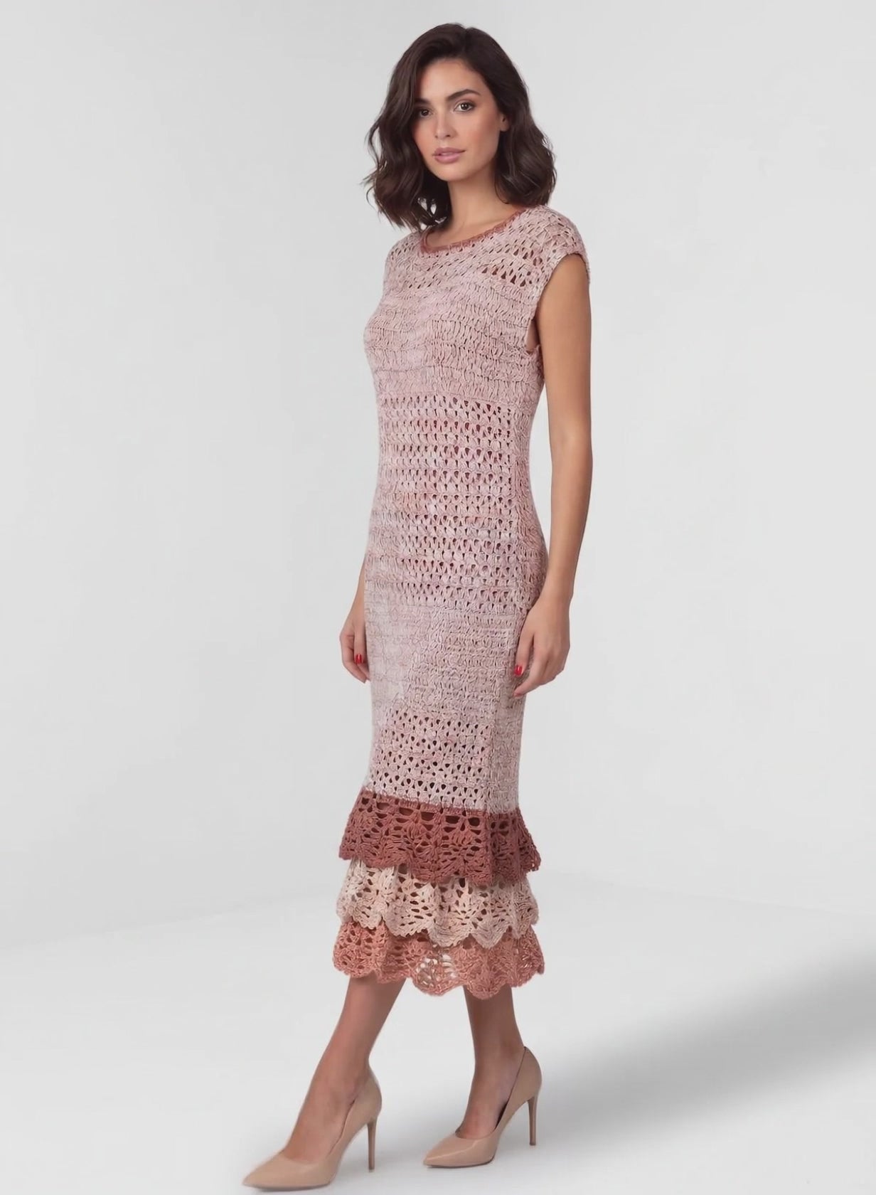 Robe crochet fait main Cioccolato beige rosé double volante festonnée terracotta écru coupe fourreau midi – Vidéo - Cachalabibi