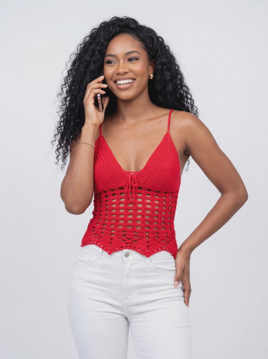 Top dos nu femme crochet Rossomar rose fuchsia, col V noué, avec jean blanc, vidéo modèle souriante au téléphone — Cachalabibi 
