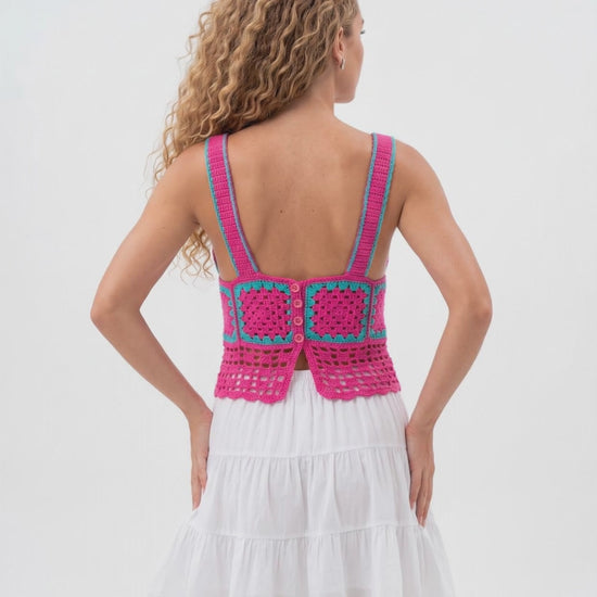 Top dos nu femme crochet Robino - vidéo de dos - carrés granny rose fuchsia et bleu ciel, bordure festonnée -Cachalabibi 