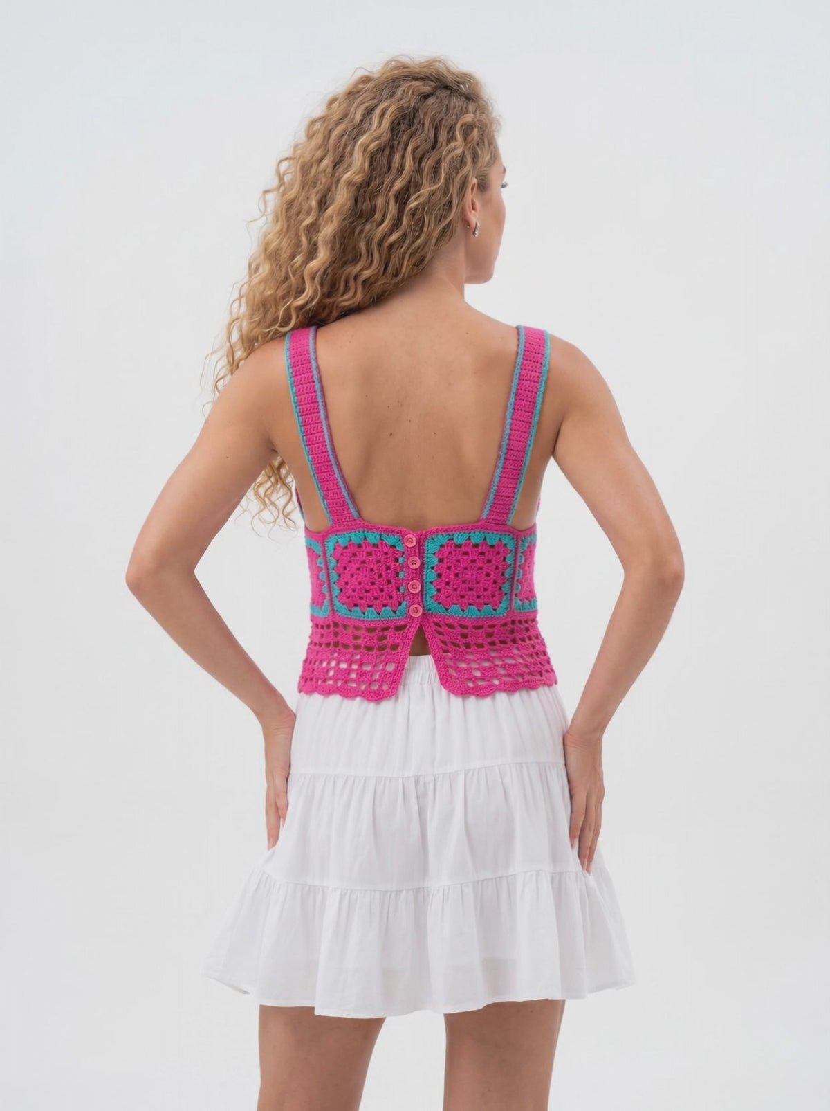 Top dos nu femme crochet Robino - vidéo de dos - carrés granny rose fuchsia et bleu ciel, bordure festonnée -Cachalabibi 